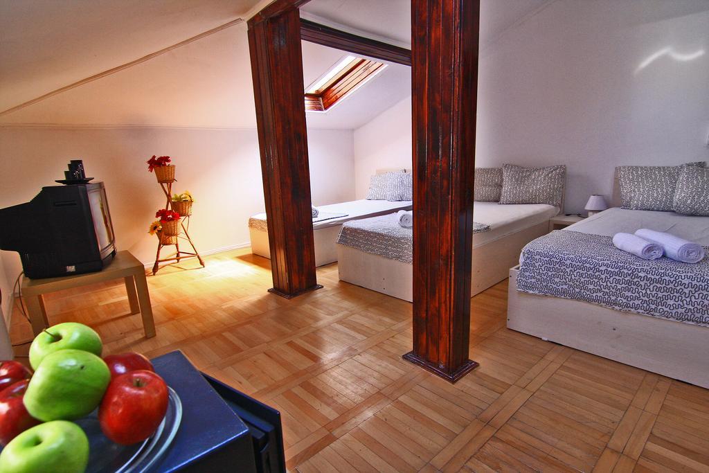 Nirvana Accommodation Βουκουρέστι Δωμάτιο φωτογραφία